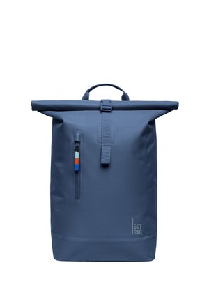Dunkelblauer Rolltop-Rucksack mit vertikalem Reißverschlussfach vorne, das einen mehrfarbigen Zipper-Anhänger und das "GOT BAG"-Logo unten rechts zeigt.
