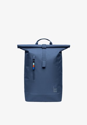 Mochila enrollable azul oscuro con bolsillo delantero de cremallera vertical, que incluye una pestaña de tirador multicolor y el logo "GOT BAG" cerca de la parte inferior derecha.