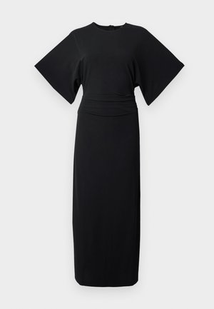 Melnas kleitas ar īsām platām piedurknēm, apaļu dekoltē un pieguļošu vidukli. Audums ir gluds un plūstošs, sasniedzot pilnu garumu.