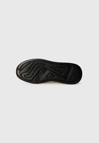 Svart gummi sneakersåle med teksturerte mønstre og gravert merkevare. Glatt og slitesterk design med uttalte grep-riller.