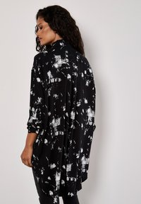 Apricot OVERSIZED - Camicia - black