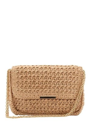 Beige vævet clutch-taske med en guldkæde som skulderrem og en lille rektangulær guldlås på frontklappen.