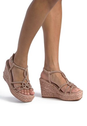 Sandali con tacco a cuneo rosa, caratterizzati da una texture intrecciata e cinturini brillanti, con design open toe e cinturino alla caviglia per una vestibilità sicura.