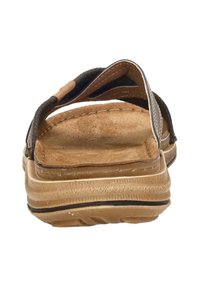 Bruine sandalen met een getextureerde voetbed, gemodelleerde rubberen zool en verstelbare stoffen banden die een gelaagd ontwerp en stiksels tonen.