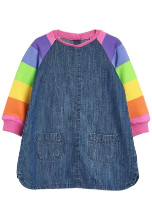 Denim-tunika med regnbuestribede sweatshirt-ærmer. Har to forlommer og en rund halsudskæring. Farveskemaet inkluderer pink, lilla, grøn, orange og gul.