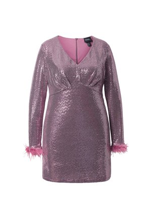 Pink sequindress med lange ærmer, V-hals og pelsdetaljer ved ærmeenderne. Har en lynlås bagpå og en tætsiddende pasform.