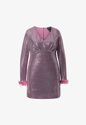 Pink sequindress med lange ærmer, V-hals og pelsdetaljer ved ærmeenderne. Har en lynlås bagpå og en tætsiddende pasform.