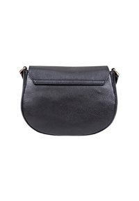 Borsa a tracolla in pelle nera di forma arrotondata, con texture liscia e chiusura a patta. Accenti in hardware dorato vicino all'attacco della tracolla.