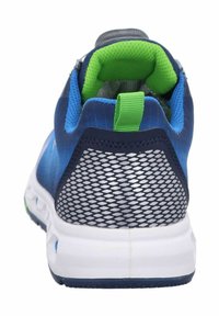 Scarpa sportiva blu con pannelli laterali in rete, colletto imbottito verde e suola bianca con grip testurizzato.