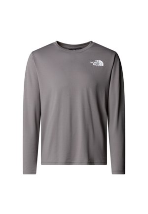 Grijs shirt met lange mouwen van lichtgewicht stof. Heeft een ronde hals en een klein wit logo op de bovenkant van de linkerborst. Soepele textuur.