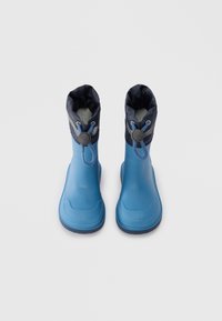 Bottes de pluie en caoutchouc bleu avec un revers en tissu marine, fermeture à cordon, semelle extérieure texturée et surface lisse. Doublure intérieure isolante.