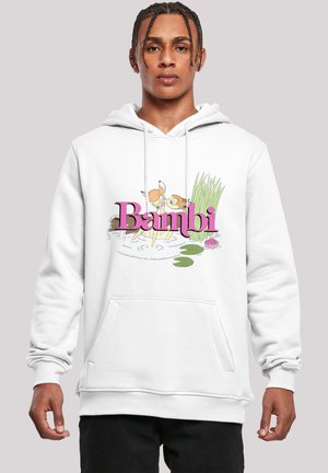Hvid hoodie med grafik, der viser Bambi ved en sø, omgivet af græs, lilje-padder og pink lilje blomster. Frontlomme inkluderet.