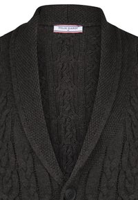 Dunkelgrauer Strickcardigan mit strukturiertem Kabelmuster, ausgestattet mit einem Schalkragen und einem einzigen schwarzen Knopfverschluss. Markenlabel im Inneren sichtbar.