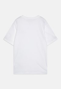 Tricou alb din bumbac cu guler rotund, maneci scurte și croială lejeră; textură netedă și fără modele sau grafice vizibile.
