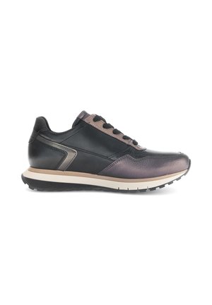 Zwarte sportieve sneakers van gestructureerd leer, met lichtbruine accenten, platte veters en een rubberen zool. Beschikt over een slank ontwerp en een gewatteerde kraag.