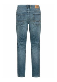 Blå denim jeans med en afslappet pasform, der har en brun læderpatch i taljen, to baglommer og synlige syninger.