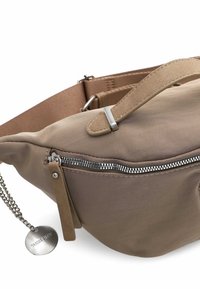 Borsa a tracolla in tessuto beige con chiusura a zip argento, tracolla in suede e dettaglio in catena metallica. Texture liscia con un design semplice e moderno.