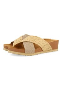 Sandales en paille tissée avec une bride croisée beige et un accent texturé et brillant. Semelle brun clair avec un léger talon.