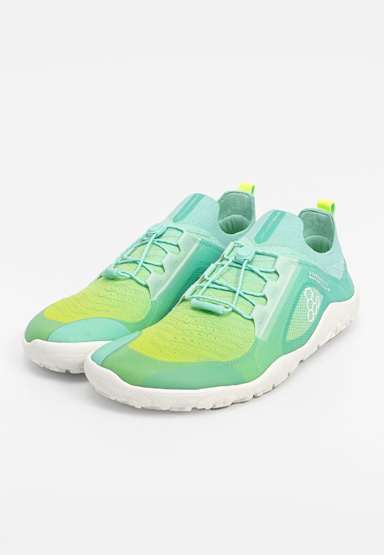 Zapatillas deportivas ligeras en un degradado de verde y amarillo, con parte superior de malla, cordones elásticos y suela blanca texturizada.