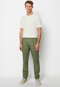Marc O'Polo OSBY PLEATS - Chinos - olive