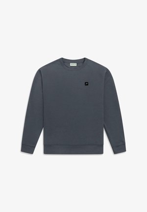 Sivi dukserica s okruglim izrezom, rebrastim manžetama i rubom, sa malim crnim logom na prsima. Glatka tekstura i ležeran kroj.