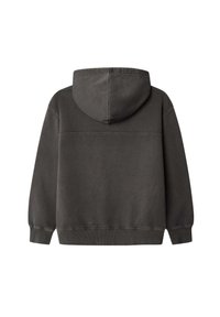 Sudadera con capucha de color gris oscuro, de corte relajado, que cuenta con un bolsillo canguro, puños acanalados y una tela texturizada para mayor calidez y comodidad.