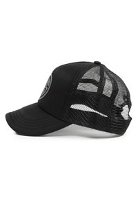 Cappello nero con parte frontale solida e retro in rete, dotato di visiera arrotondata e dettaglio del logo sulla parte anteriore. La texture include tessuto liscio e rete.