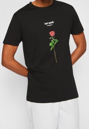 Schwarzes Baumwoll-T-Shirt mit einem roten und grünen Rosenmotiv, darüber in Weiß der Text "verlorene Jugend" gedruckt. Mit kurzen Ärmeln und Rundhalsausschnitt.
