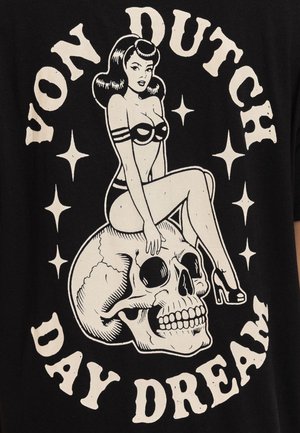 Von Dutch, T-SHIRT FEMME LOOSE COL ROND PRINT DEVANT ET DOS PIN UP - T-shirt imprimé - noir