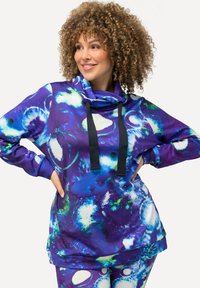Sudadera morada y azul con patrones abstractos, con cuello en cowl y cordones negros. Tejido suave, corte relajado y mangas largas.