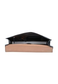 Bolsito de mano rectangular en beige y negro abierto, mostrando un bolsillo interno con cremallera, compartimentos para tarjetas y espacios forrados con tela.