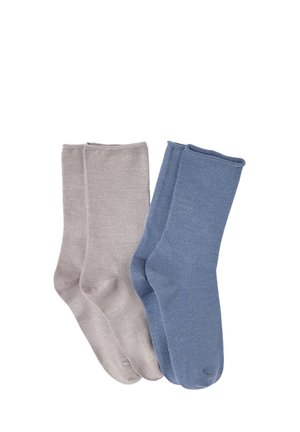 Dos pares de calcetines lisos de media caña, uno beige y otro azul, colocados en posición vertical sobre un fondo blanco.