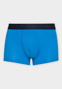Boxer shorts en coton bleu avec une ceinture élastique noire ornée d'un motif logo répété. Le design est minimaliste et ajusté.