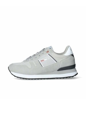 Sneaker in suede e mesh grigio con suola bianca e nera, caratterizzata da lacci grigi, logo laterale e un design superiore testurizzato.