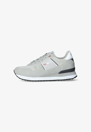 Sneaker in suede e mesh grigio con suola bianca e nera, caratterizzata da lacci grigi, logo laterale e un design superiore testurizzato.