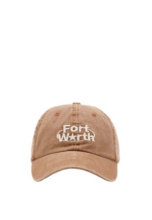 Brun baseballkasket med "Fort Worth" broderet i hvide bogstaver og en stjerne mellem ordene foran.