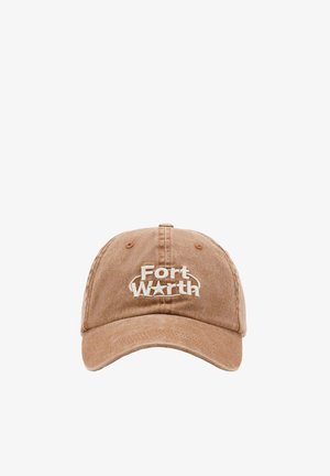Brun baseballkasket med "Fort Worth" broderet i hvide bogstaver og en stjerne mellem ordene foran.
