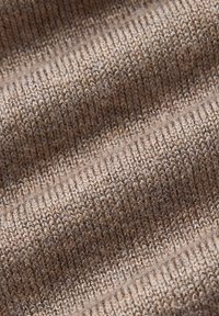 Brązowa dzianina o miękkiej fakturze z ukośnym prążkowaniem. Materiał ma subtelne zróżnicowanie kolorów, co podkreśla jego ciepły wygląd.