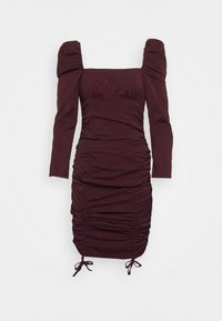 Burgunderfärgad långärmad klänning med fyrkantig halsringning, ruched-detaljer och justerbara sidofästen. Tillverkad av mjukt, texturerat tyg.