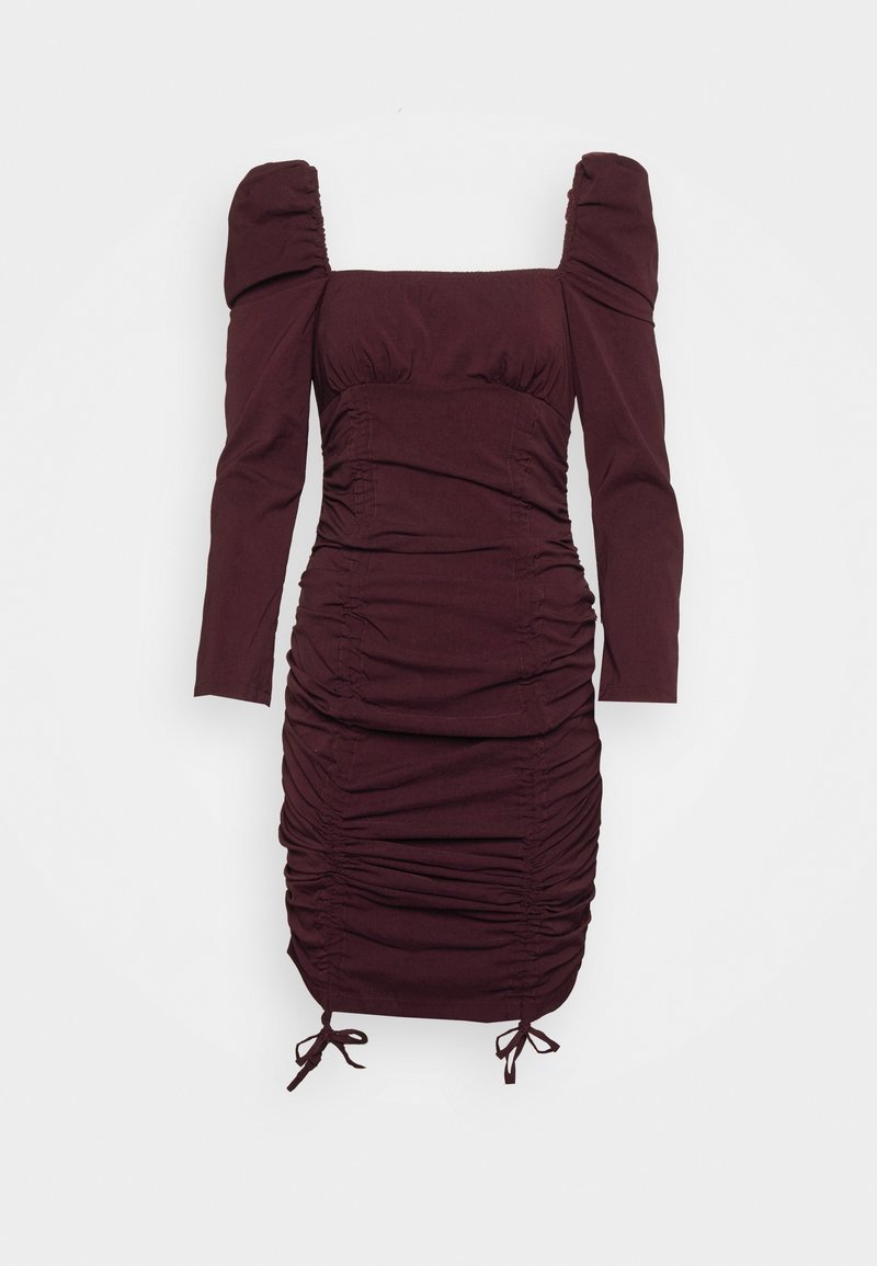 Burgunderfärgad långärmad klänning med fyrkantig halsringning, ruched-detaljer och justerbara sidofästen. Tillverkad av mjukt, texturerat tyg.