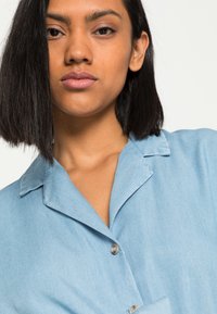 Vero Moda VMTARA SHORT - Kreklkleita - light blue denim