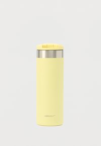 Gele geïsoleerde reismok met een roestvrijstalen band en een gele deksel met drie groeven. Gladde matte afwerking.