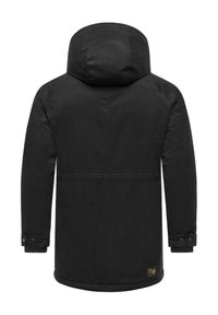 Parka negra con capucha, con un acabado mate, puños ajustables, bolsillos laterales y una etiqueta de logo sutil cerca del dobladillo.