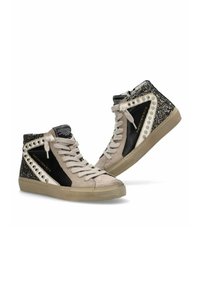 Zapatillas altas de cuero y ante en beige y negro, con acentos de purpurina texturizada y ojales decorativos. Suela de goma de color claro.