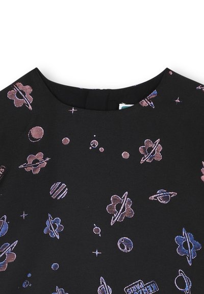 Tissu noir avec un imprimé sur le thème de l'espace, comprenant des planètes, des fleurs et des étoiles en teintes de rose et de bleu. Encolure ronde et surface texturée.