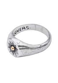Anello in argento con una fascia texturizzata, forma ovale, e un accento centrale in oro con design a raggi di sole. Inciso all'interno "LOVERS".