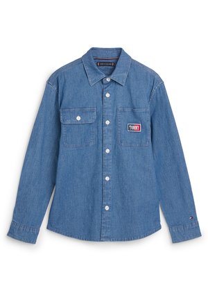 Niebieska koszula jeansowa z długim rękawem, zapinana na guziki, z dwoma kieszeniami na piersi i naszywką z logo „Tommy” na prawej kieszeni.