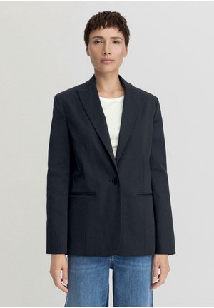 Dunkelblaues Blazer aus einem leichten Stoff, mit Reverskragen, einem Knopfverschluss und zwei vorderen Taschen.