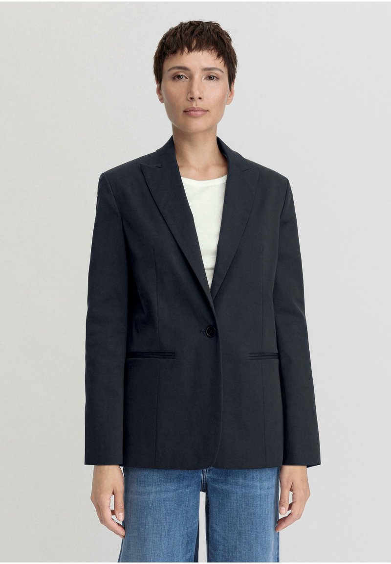 Donkerblauwe blazer gemaakt van een lichtgewicht stof, met gesneden revers, een enkele knoopsluiting en twee zijzakken.