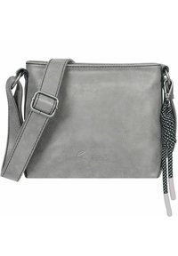 Bolso bandolera de cuero gris con correa ajustable, superficie texturizada, logotipo estampado y acentos trenzados decorativos. Forma rectangular.